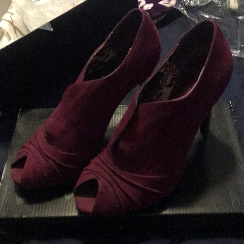 Carlos Santana Suede purple heels